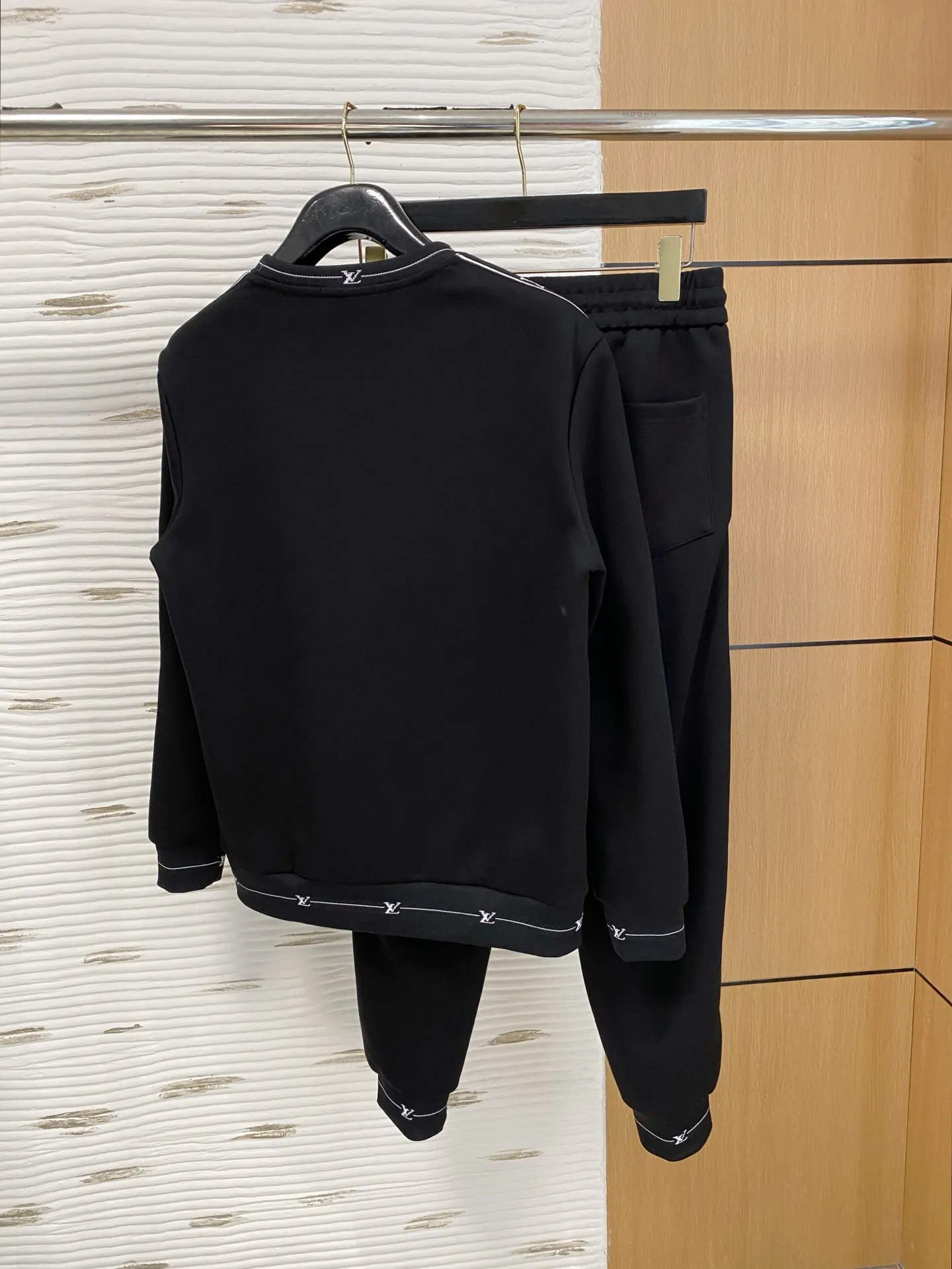 🅿️540 [LV Louis Vuitton] hot-selling suit is coming. Focus on the original version of the official website. 2025 new hot-selling sweatshirt suit. The original order is the best. 🇭🇰The meticulous work of top designers. It has a fitting and perfect upper body effect. All-natural high-quality Tencel Roman cotton 100%, close-fitting comfort, noble and elegant! Original hardware embodies elegance and nobility! Counter size: M-3XL (maximum wear up to 190 pounds)